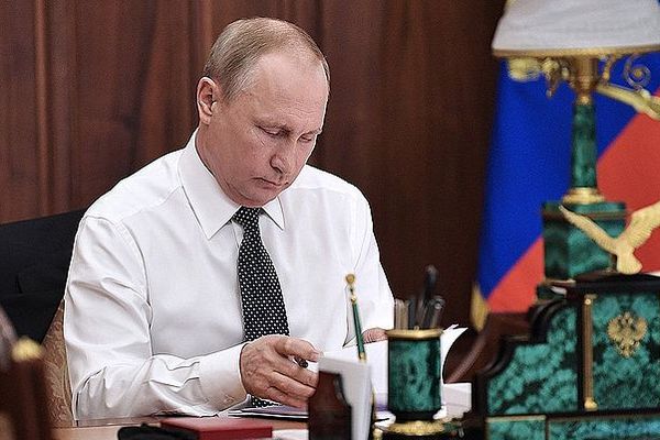 Путин имеет кабинеты в разных городах, а его маршруты — государственная тайна, заявил Песков
