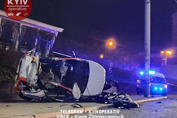 ДТП в Киеве: прокатное авто протаранило столб, есть погибшие