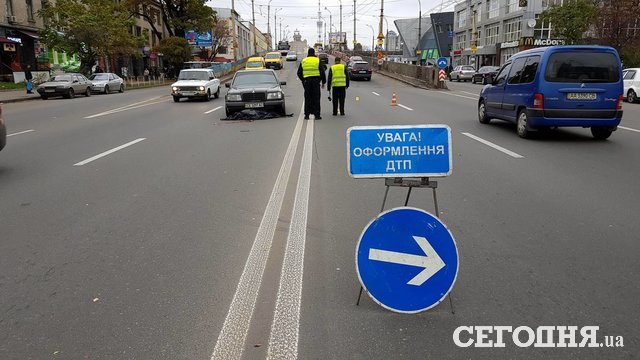 Жуткое ДТП в Киеве: пешехода после удара одной машины бросило под колеса другой
