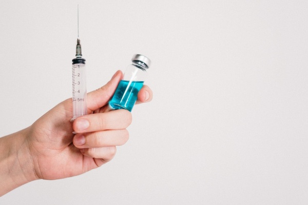 Канада разрешила использовать вакцину Moderna против коронавируса