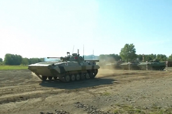 Видео нового ЧП российских военных: многотонная БМП перевернулась и рухнула с поезда