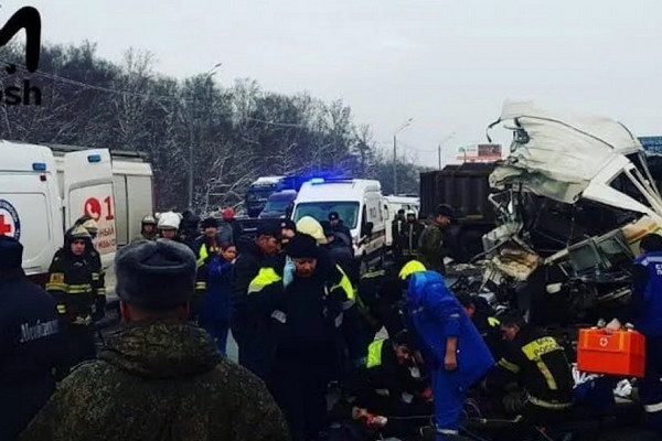 В Подмосковье грузовик протаранил колонну военных автобусов: минимум 4 погибших и 10 раненых