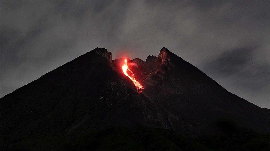 Индонезия: гора Мерапи извергает лаву и дым