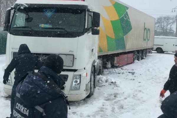 Одесские спасатели вытащили из снега два грузовика