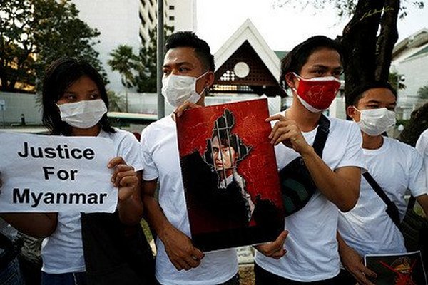 В Мьянме начались протесты против государственного переворота