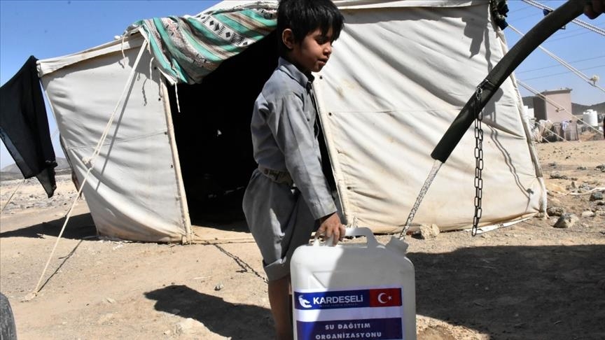 Турецкая благотворительная организация раздает помощь Йемену