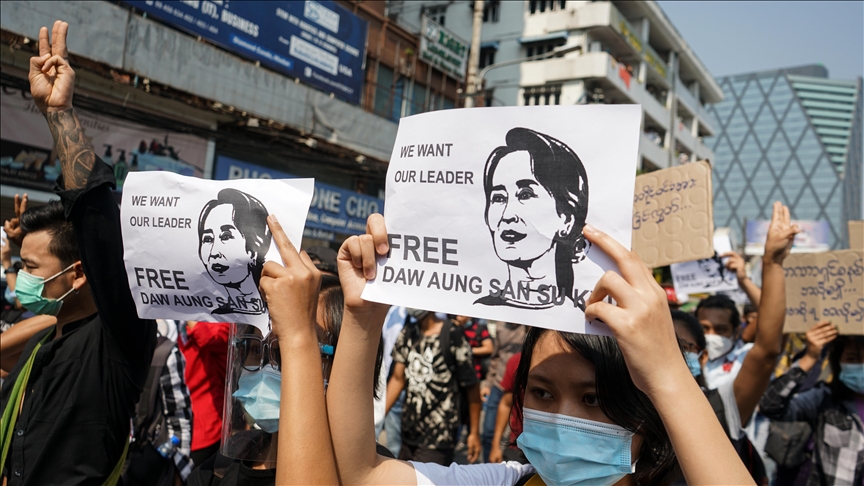 Военные Мьянмы призывают людей прекратить протесты