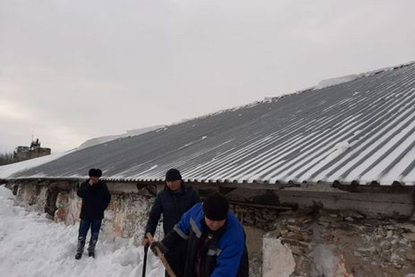 В России четырех насмерть привалило снегом с крыши