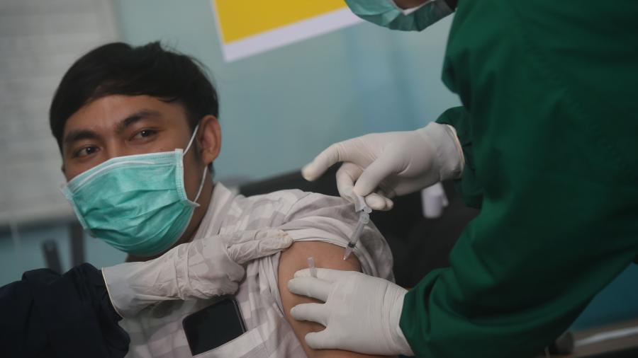 Более 800000 медицинских работников в Индонезии получили китайскую вакцину от COVID-19