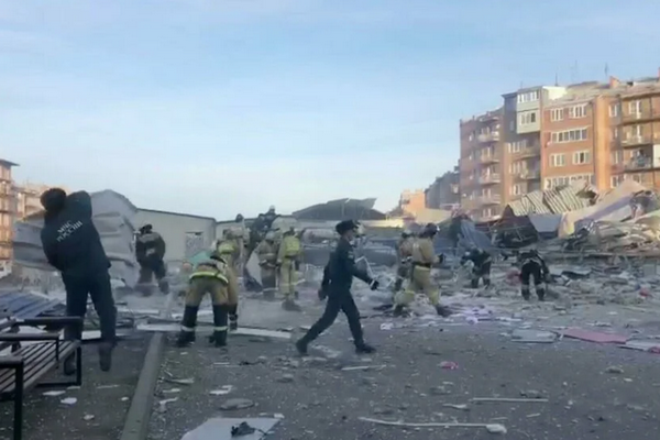 В России мощный взрыв полностью уничтожил трехэтажный ТЦ