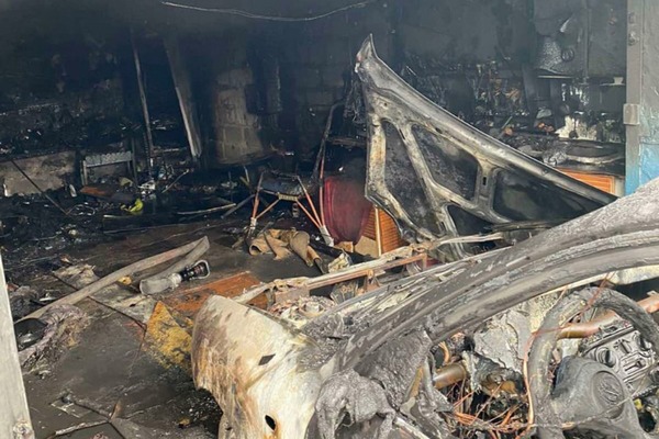 В Кривом Роге в одном из гаражей сгорел автомобиль с мужчиной внутри