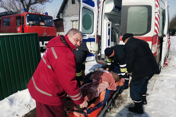 Под Киевом карета скорой помощи не смогла добраться к пациентке по заснеженной дороге
