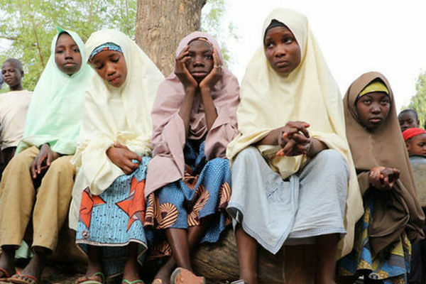 В Нигерии похитили более 300 школьниц и увели их в лес