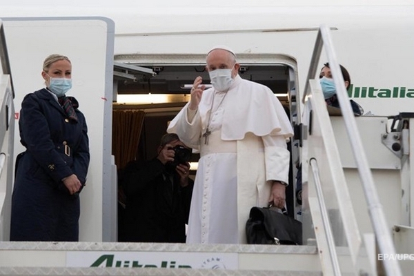Папа Римский впервые в истории прибыл в Ирак (ВИДЕО)