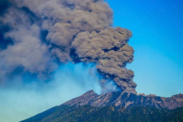 В Индонезии снова проснулся Синабунг: столб пепла достигает более 5 км