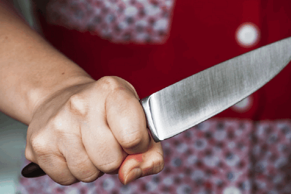 В Киеве мать набросилась на сына с ножом из-за денег