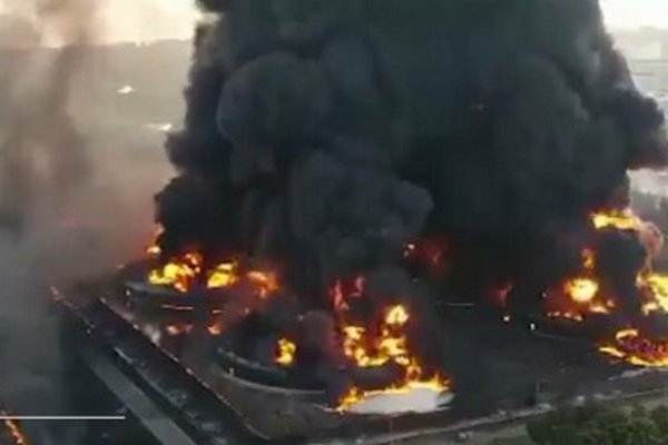 В Индонезии прогремел взрыв на нефтяном заводе: 28 пострадавших, людей эвакуируют