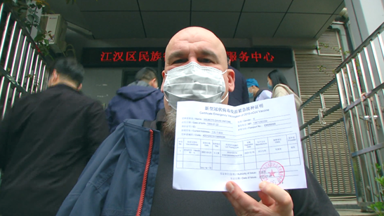 Иностранцы в Китае получают вакцину от COVID-19