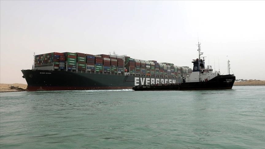 Застрявший грузовой корабль MV Ever Given спустили на воду в Суэцком канале