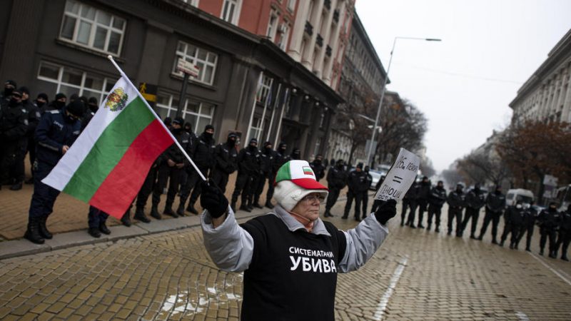Болгария снимает ограничения на фоне пика третьей волны пандемии
