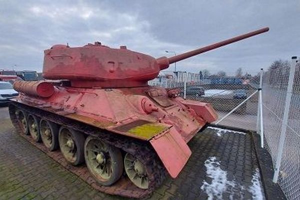 В Чехии мужчина в рамках оружейной амнистии добровольно сдал розовый танк Т-34−85 (ФОТО)