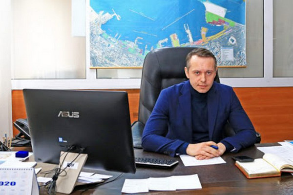 Отстраненный от должности глава Одесского порта хранит 110 тысяч долларов наличными