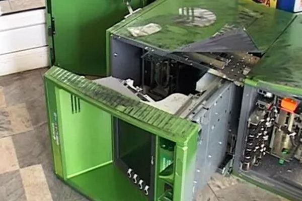 В Москве неизвестные топором вскрыли банкомат и унесли 300 тысяч