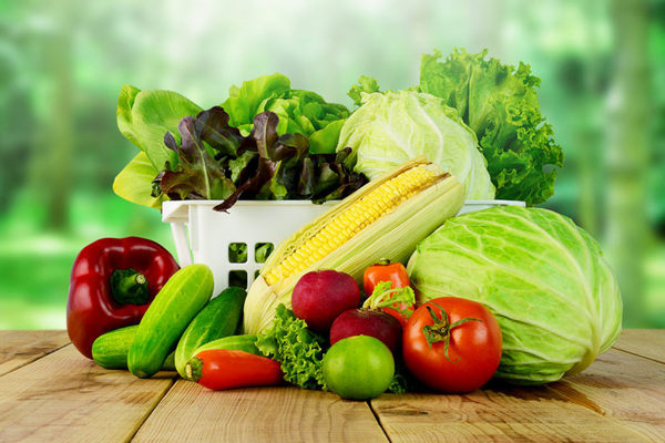 Медики рассказали, чем могут быть опасны ранние зелень и овощи