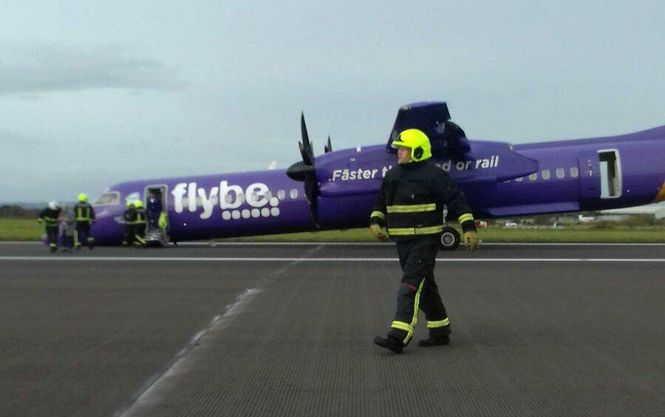В Белфасте самолет совершил экстренную посадку без переднего шасси