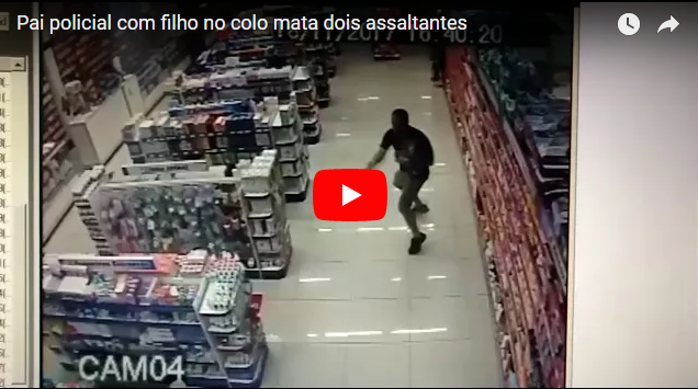 В Бразилии полицейский с ребенком на руках застрелил грабителей