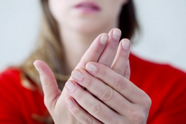О какой болезни свидетельствуют постоянно холодные руки: невролог