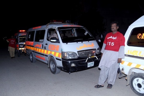 В Пакистане авто на скорости упало в канал: 11 жертв