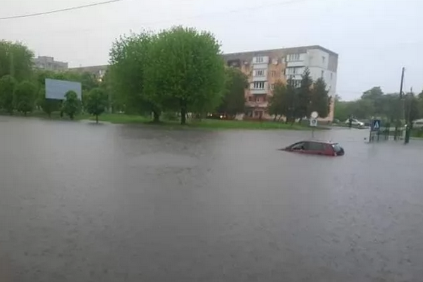 Во Львовской области затопило город. Под водой оказались подвалы больницы и жилых домов