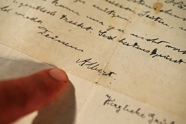 Письмо Эйнштейна со знаменитой формулой продали за 1,2 миллиона долларов