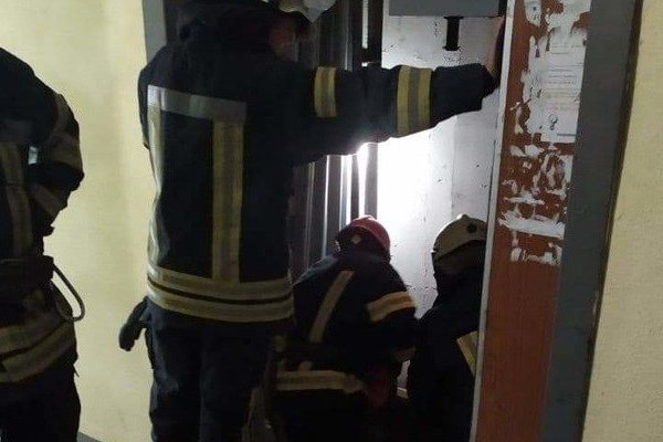 В Киеве спасатели обнаружили в лифтовой шахте тело мужчины