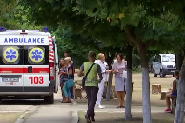 Попали в больницу сразу после заезда: в детском лагере на Одессчине массовое отравление (видео)