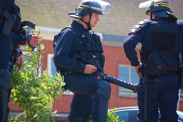 Несколько нарушителей комендантского часа во Франции ранены в столкновениях с полицией