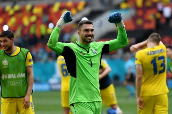 Кипер сборной Украины Бущан стал одним из лучших вратарей Европы