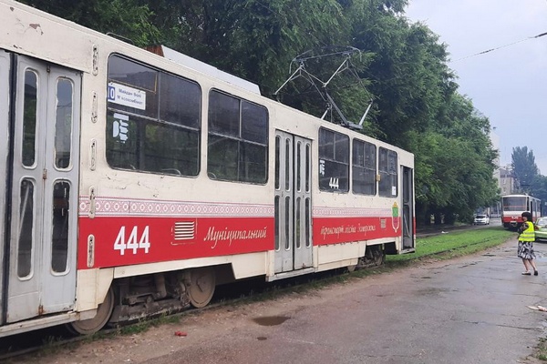 В Запорожье трамвай насмерть сбил человека