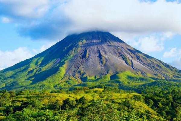 В Коста-Рике произошло мощное зрелищное извержение вулкана