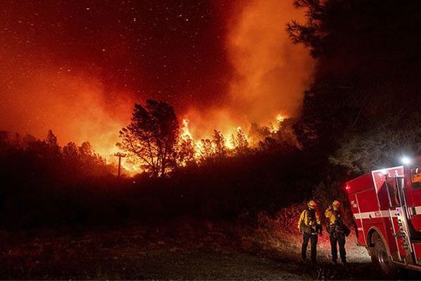 В России вспыхнули масштабные лесные пожары, небо окрасилось в красный цвет. Видео