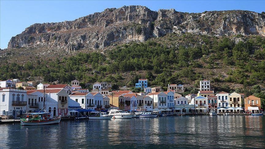 На популярном греческом острове введен комендантский час