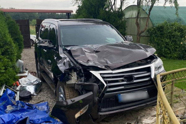 В Херсонской области Lexus сбил насмерть двух пешеходов: водитель скрылся