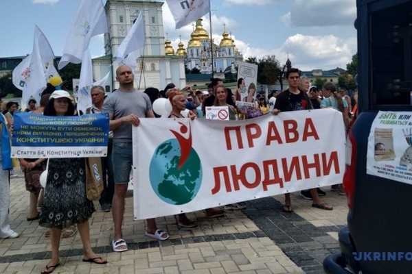 Без масок и дистанции: в Киеве протестовали из-за карантина