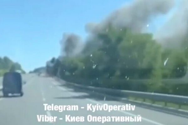 Под Киевом на трассе вспыхнул автобус с пассажирами: видео