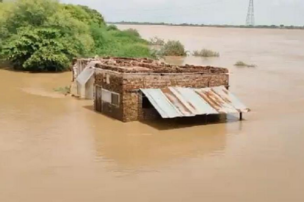 Китай и Индию затопили мощные наводнения. Видео