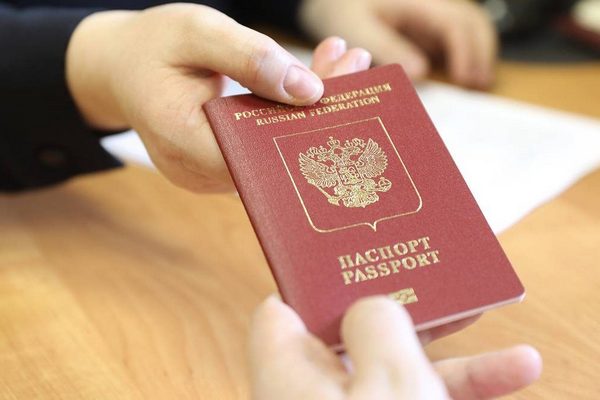 В России хотят изымать загранпаспорт у должников