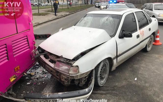 В Киеве на Оболони Opel протаранил троллейбус: двоих пострадавших госпитализировали
