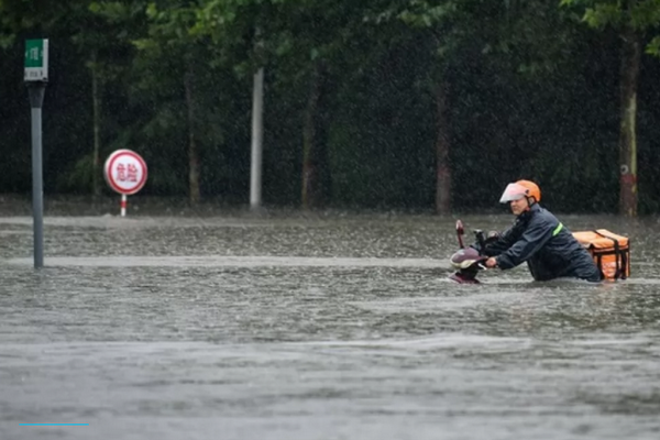 Резкое наводнение смыло автомобиль на юго-западе Китая: четверо погибли
