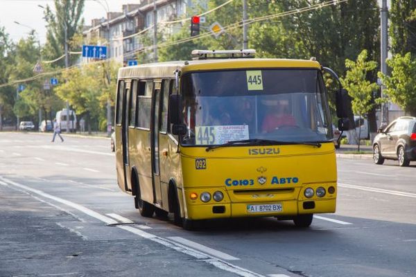 В Киеве водитель маршрутки чуть не убил женщину: тащил по асфальту